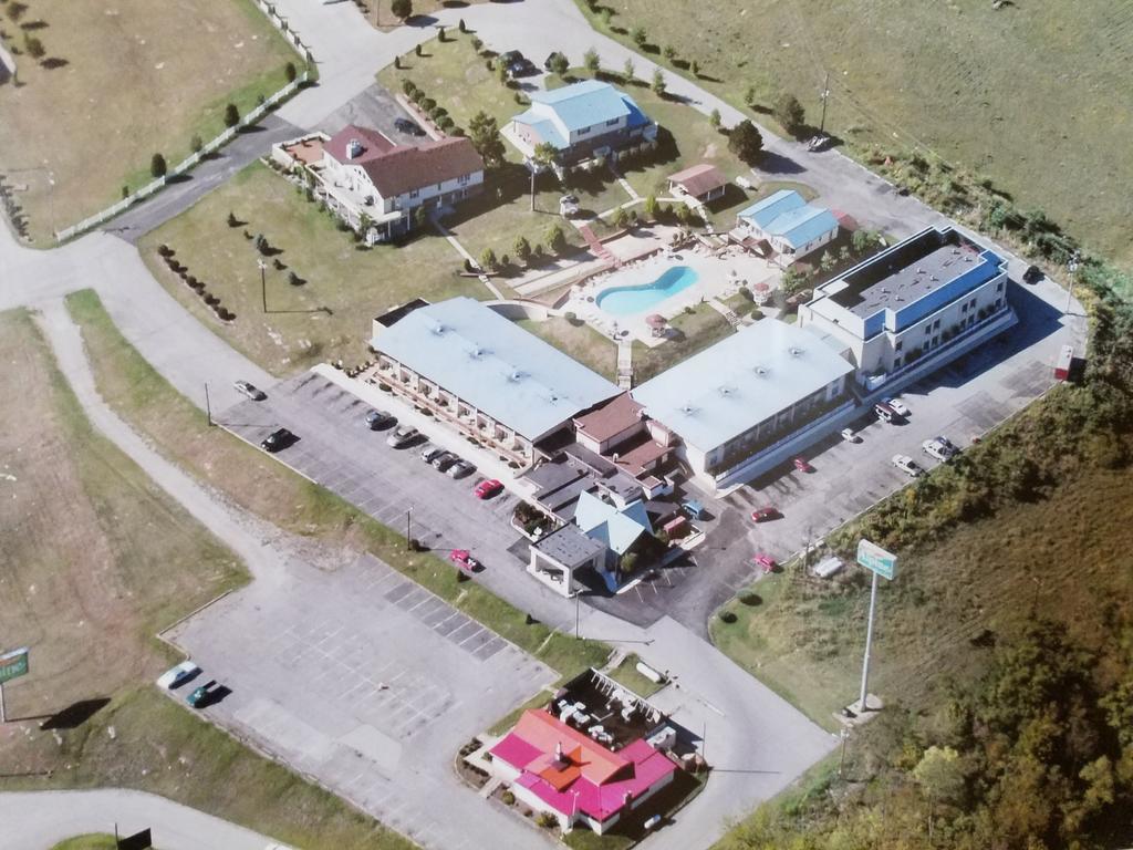 Baymont By Wyndham Кууквил Екстериор снимка
